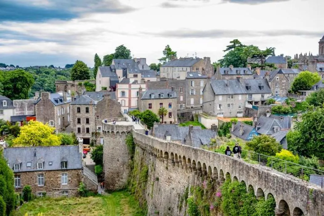 T2 Lumineux - Renove- - Centre Historique Dinan- Parking - Terrasse Apartment France