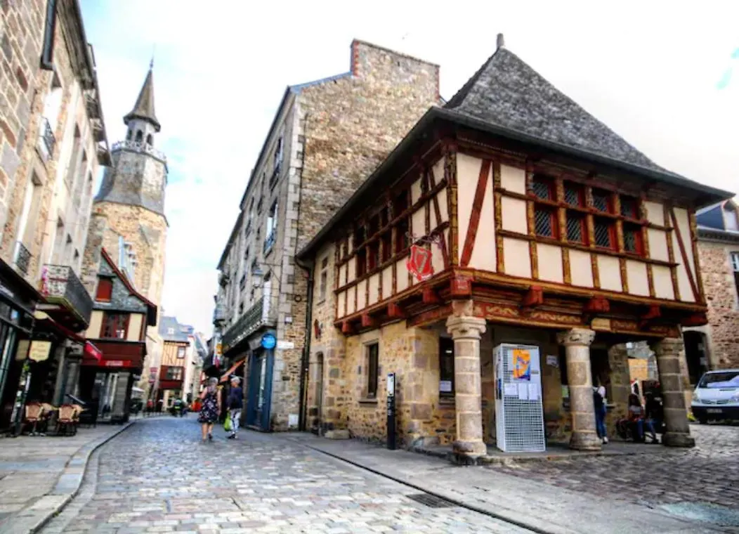 T2 Lumineux - Renove- - Centre Historique Dinan- Parking - Terrasse Apartment