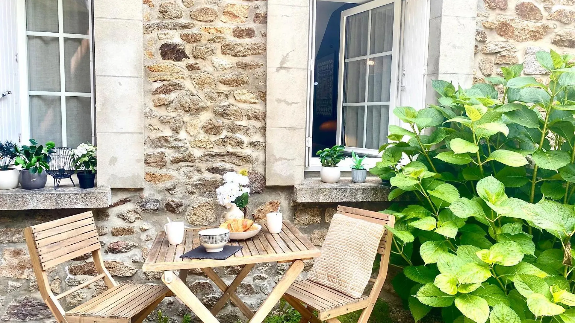 T2 Lumineux - Renove- - Centre Historique Dinan- Parking - Terrasse Apartment 0*, Dinan France