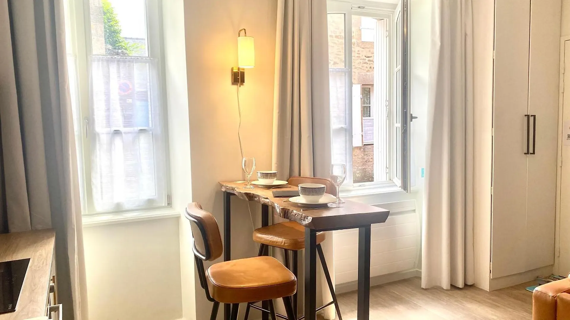 T2 Lumineux - Renove- - Centre Historique Dinan- Parking - Terrasse Apartment 0*, Dinan