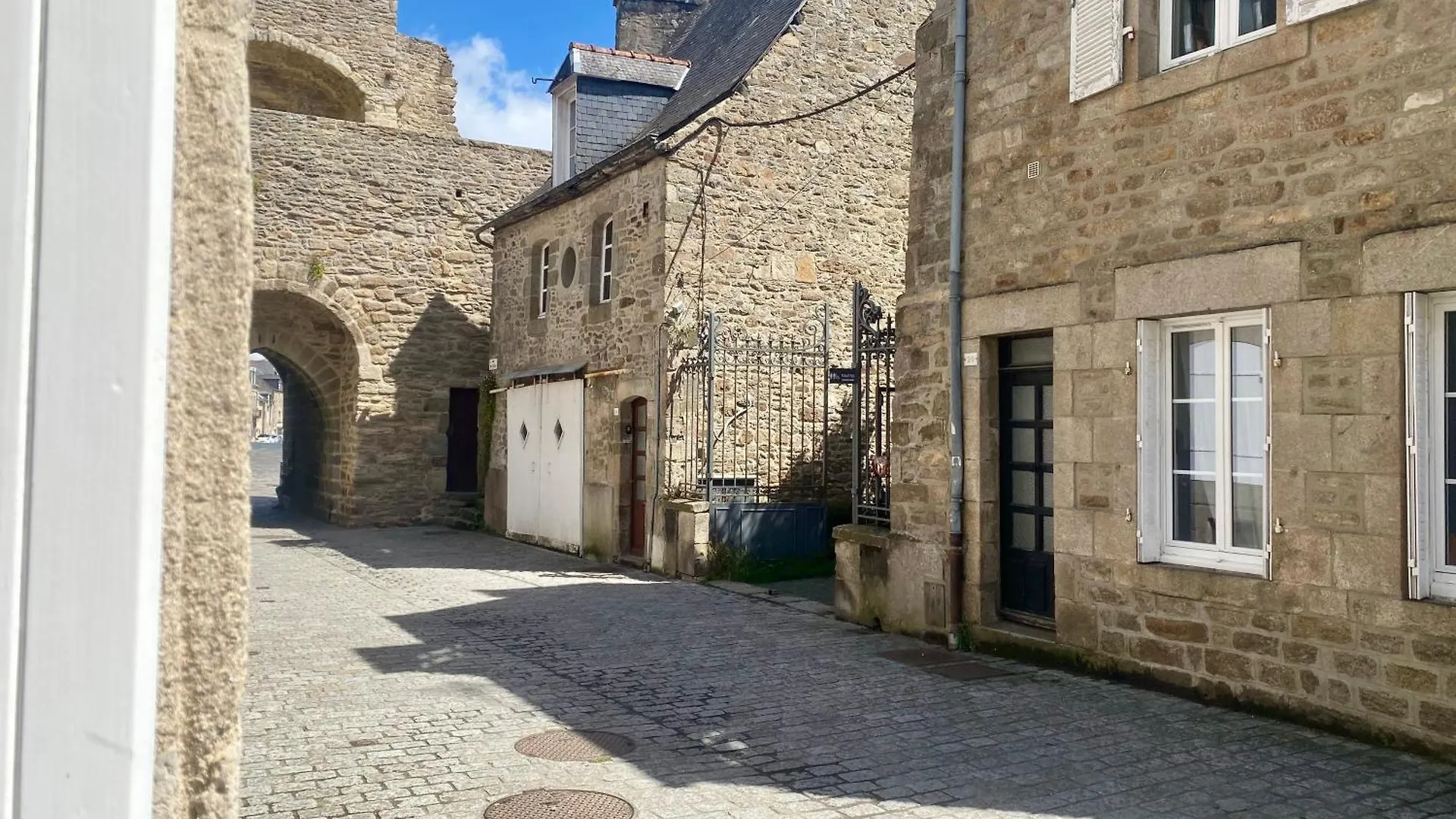 T2 Lumineux - Renove- - Centre Historique Dinan- Parking - Terrasse Apartment 0*, Dinan